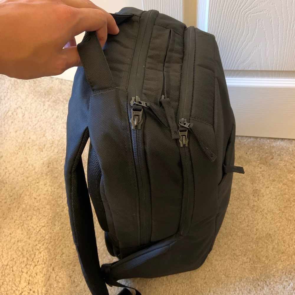 Incase Icon Slim Backpack - Picture 3 of 3